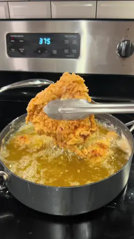 Popeyes called and said they want my recipe 🫶🏽😂  #friedchicken #fried #chicken #popeyes #crispy #crunchy #fyp #eating #chickensoftiktok #chefskiss #homechef #fakeout #EasyRecipes 