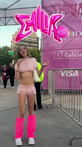Les muestro un poquito de la previa del segundo día en Vélez del MP3 TOUR @EMILIA 💘  Este look divino es de @ivanadogliolo que me hizo este traje a medida y la carita OBVIO que solo @angiecespedesmakeup puede dejarme tan diosa 😍 #emilia #emiliamernes #musica #entrevista #cobertura #fan #periodismo #mp3tour #velez #fashion