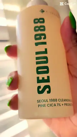 @ksecretseoul I've recently become a fan of double cleansing, and these two products from KSECRET SEOUL 1988 have made the routine much easier. 🫧 **KSECRET SEOUL 1988 Cleansing Oil** This cleansing oil effortlessly removes heavy makeup and rinses off without leaving an oily residue. It deep cleanses the pores by dissolving impurities and excess sebum, leaving the skin feeling fresh. Ideal for sensitive skin. 🫧 **KSECRET SEOUL 1988 Cleansing Foam** Infused with a pine cica complex and probiotics, this cleansing foam effectively eliminates impurities without causing irritation. It soothes the skin while leaving it moisturized after washing. The formula includes salicylic acid to help manage skin concerns, exfoliate dead skin cells, and tackle blackheads and whiteheads. Suitable for all skin types, including acne-prone skin. #ksecretseoul #skincare #doublecleansing #sensitiveskin #beauty #skincare #kbeauty #twylamua #monday #fyp #fypviral 