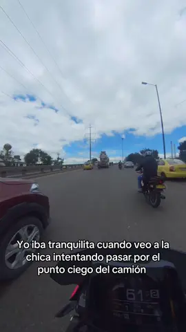 Hago de todo en moto menos pasar asi de cerca a los camiones 😓😓 #camion #motos 