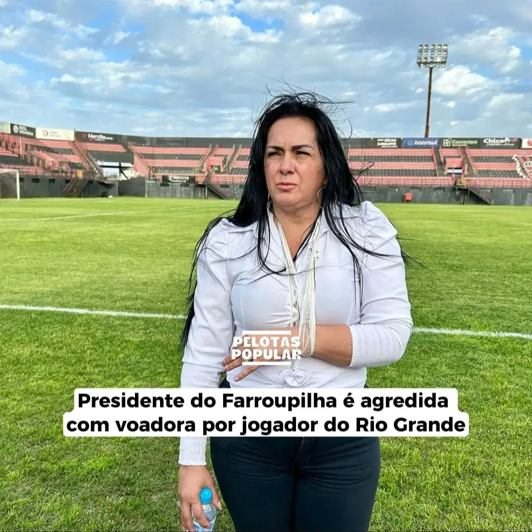 Terminou em boletim de ocorrência a confusão ocorrida logo após o apito final da vitória do Farroupilha por 2 a 1 sobre o Rio Grande, neste domingo (13), no Bento Freitas. Via assessoria de imprensa, o clube do Fragata afirmou que a presidente Adriana Costa teria sido agr3d1da com uma voadora pelo zagueiro Léo Salles, do Vovô, na entrada do túnel de acesso ao campo. O jogador do Rio Grande nega a acusação. #pelotasrs #pelotas #futebol #naoaviolenciacontramulher #violenciacontramulher 