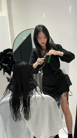 Một chiếc video với nhiều sự chăm chỉ của cô ấy ,#chaoshairstudio #xuhuongtiktok #taokieutoc #màu_tóc_đẹp #hairstyles #căttoc #nhuomtoc #lamdep 
