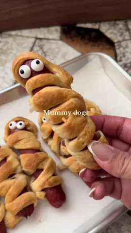Fun lunch 🌭 👀👻 .#toddlerlunch #halloweenlunch #mummydogs #spooky  #spookyfood 