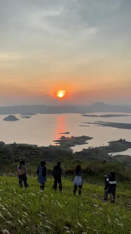 ketika sunrise muncul dibalik Ciremai bisa sesyahdu ini🥹🌄🌅 #camping #campground #sunrise #ciremai #ciremai3078mdpl #jatigedesumedang #traveler 