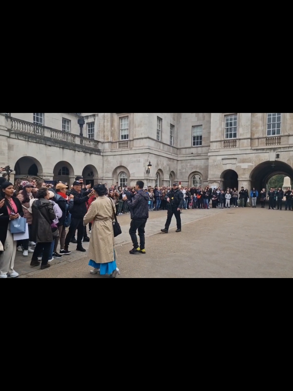 #armpolice #horse #tourist #london #horseguardsparade #armedpolice #kingsguard 