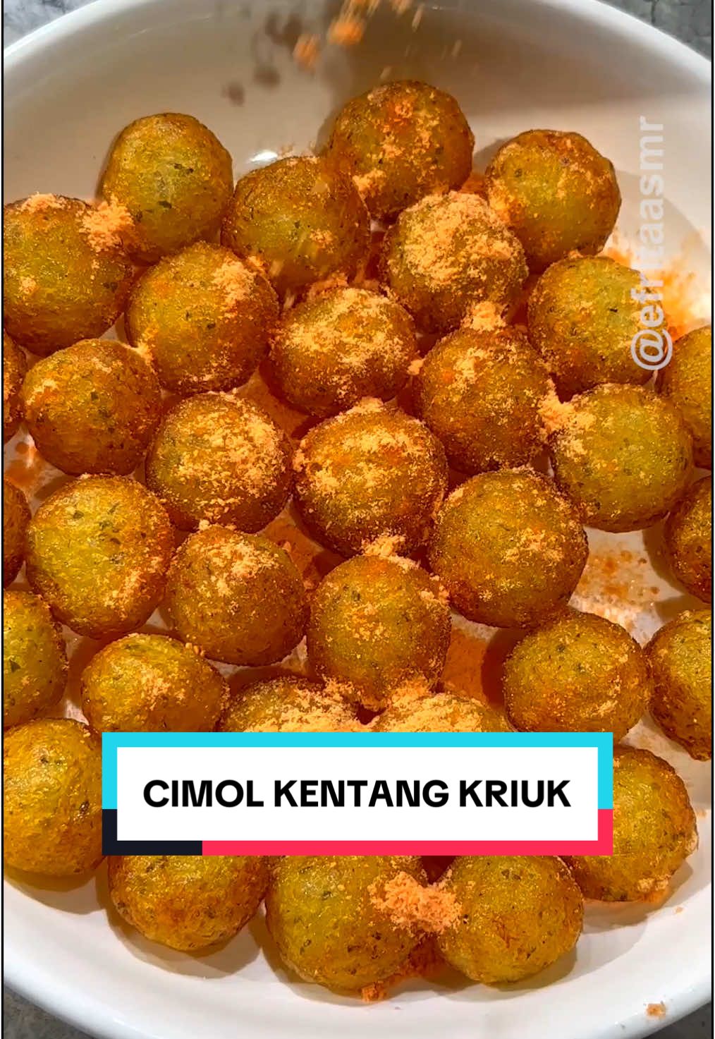 Membalas @🌷Y💐 Z💗H💕R💌. Cimol kentang kriuk, cemilan simpel bisa buat ide jualan juga nihhhh, udahh renyahh, enak bangettt, apalagi ditambahin bubuk balado jadi makin enak dongg Jadi Masaknya aku tuhh pake Neo blade Knives set dari Steincookware. Warnanya cantik cantik banget, super tajem, ada 4 pilihan pisau untuk cincang daging, potong buah, potong sayur, dapet gunting, bonus asahan pisau, dan dapet telenan juga donggg,  Neo Blade Knife Set by @Steincookware  ● Pisau Set dari Steincookware dengan Non Stick Coating (Lapisan Anti Lengket) ● European Quality ● 6 in 1 knife set + chopping board ● Terdiri dari 4 pisau (cincang daging, potong daging, potong buah/sayur, dan pisau buah) ● Sudah termasuk gunting dan pengasah pisau ● LFGB certified yang aman untuk makanan ● Packaging yang cantik, cocok untuk hadiah ✨Cimol kentang kriuk✨by @efrita.asmr 2 kentang ukuran sedang 4 sdm tapioka 1/2 sdt garam 1/2 sdt lada Parsley Yukk kalian juga samaan punya yukkk. Pembelian di official marketplace steincookware, offline store, dan reseller terdekat di kotamu😍 📢Cara membuat ada di video ya. Selamat mencoba😉 #Banggapakaistein #Steincookware #PisauNeoBlade #racunefrita #resepmasakan #videoresep #Recipe #kulinerindonesia #kuliner #indonesianfood #resepmudah #resepsimple #mukbangindonesia #reseptiktokviral #kontenmasak #menuramadan #ideusaha #jualanonline #anekaresep #resepsederhana #youtuberpemulaindonesia #resepmasakanfavorit #youtubermasak #kulinertiktok #kreasinasi #efritaasmr #racunefrita #idejualanefrita #fyp #cemilansimple 