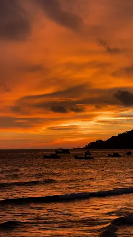 “Cái sai đầu tiên của em là hi vọng quá nhiều vào một mối quan hệ. Cái sai thứ hai của em là luôn luôn sai ở cái sai đầu tiên.” #sunset #fyp 