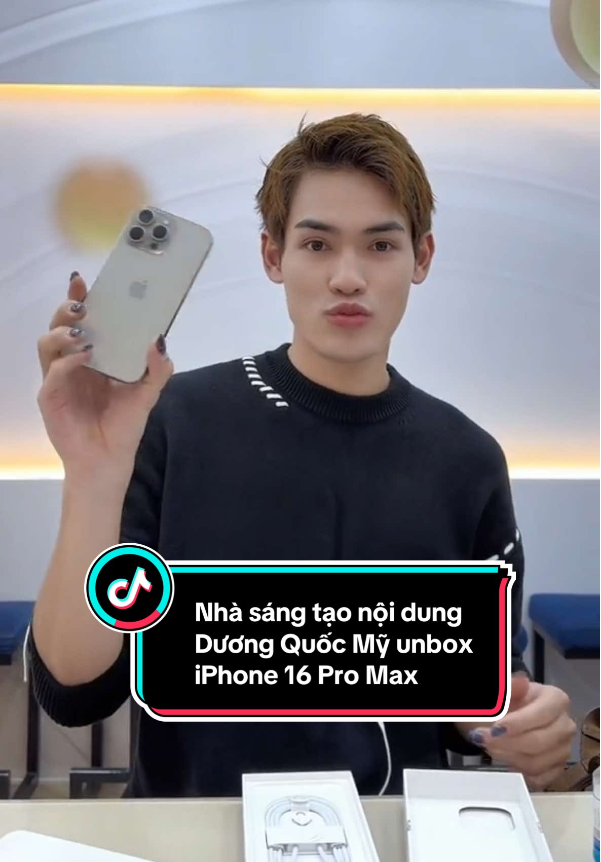 Nhà sáng tạo nội dung Dương Quốc Mỹ mở hộp iPhone 16 Pro Max Titan Tự nhiên 😊 Cảm ơn bạn đã cho Minh Tuấn Mobile cơ hội được phục vụ! ❤️ #review #unbox #iPhone16Series #naturaltitanium #DuongQuocMy #QuocMy #VickyLe #Tuoi20Plus #MinhTuanMobile #tiktokviral #fypシ゚ #CapCut 