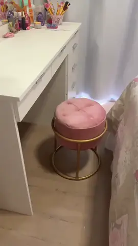 Puff Banqueta de Ferro com Argola - Decoração para Quarto, Sala, Penteadeira e Ambientes Modernos Nosso Puff Argola é sinônimo de elegância e modernidade, com um design exclusivo que agrega sofisticação e estilo a qualquer ambiente. Confeccionado com matéria-prima de alta qualidade, oferece resistência e durabilidade, além de proporcionar conforto superior, sendo uma escolha ideal para quem deseja destacar a decoração de forma impressionante.  Dimensões do Produto: Altura: 45 cm  Largura: 35 cm  Comprimento: 35 cm  Estrutura: Disponível nas cores Dourado, Preto ou Rose. Características do Produto: Assento: Espuma de densidade 33, para um conforto incomparável  Estrutura: Ferro tubular com pintura eletrostática, que garante durabilidade e um acabamento refinado  Revestimento: Tecido aveludado com botões revestidos, adicionando um toque de luxo  Cores Disponíveis: Azul Marinho, Bege, Cinza Claro, Preto e Rosa Chiclete  Peso Suportado: Até 90 kg. Clique no link e confira a oferta: https://s.shopee.com.br/VofFJqMXO