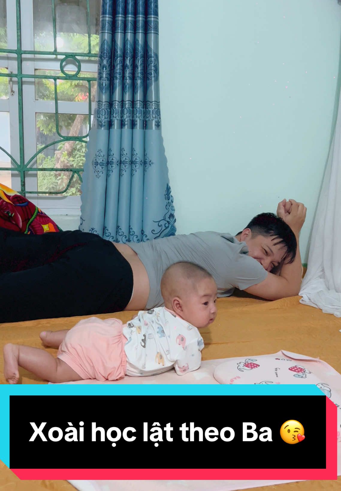 Một chiếc em bé siêu hợp tác học lật với Ba 😘 Nghe bảo cho con chơi nhiều với Ba thì con sẽ thông minh 🥰 Mấy nữa ebe lớn xíu chắc mình là người bị ra rìaaaaaa 😂  #HoangXoai #embedangyeu #baby 