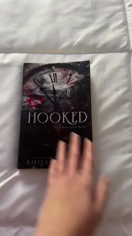 📖 hooked: Emily Mcintire #BookTok #emilymcintire #hooked #darkromancereads #foryoupageofficiall 