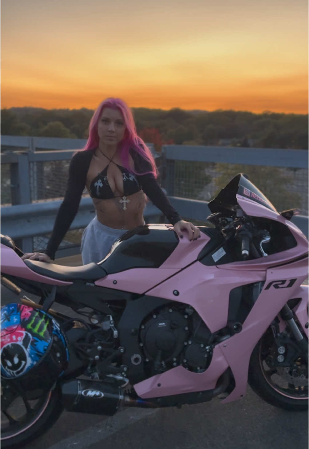 pink likeee 🫶🏼 #pinkbike #yamahar1 #yamaha #r1 #bikergirl 