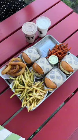 Gott’s the goods 🍔 happy 25 years @gottsroadside truffle fries were delish #napavalley #gottsroadside #sanfrancisco #sffoodie #napafood #napathingstodo #sainthelena #naparestaurant 