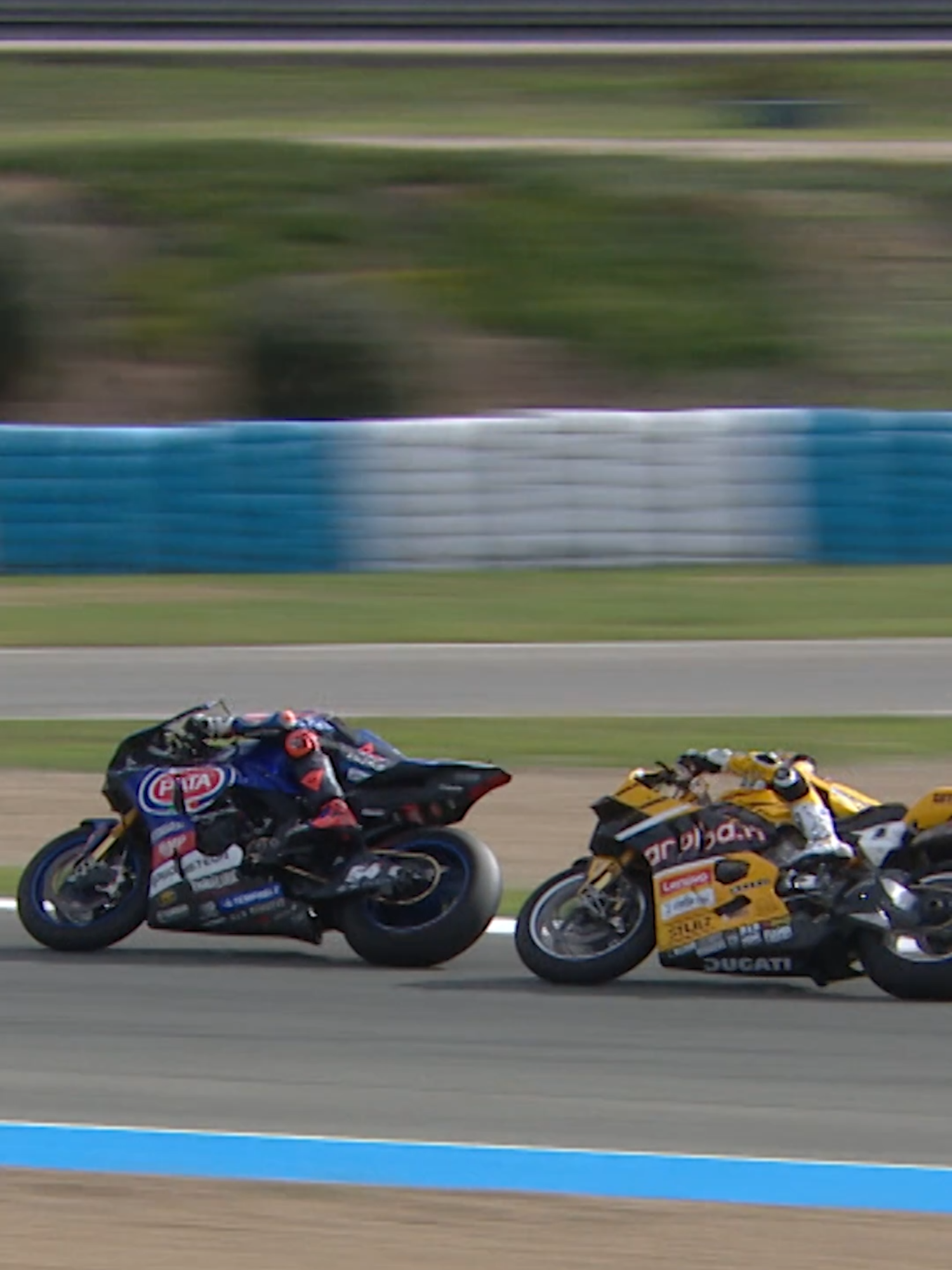 In the final race of 2023 🔙 Bautista and Toprak produced another #WorldSBK classic with a late twist 🔄 Toprak touched the green on the exit of Turn 13 on the last lap, denying him a last win with Yamaha! ⚔️ #SpanishWorldSBK 🇪🇸 #motorcycle #motorsport #racing #sportsontiktok