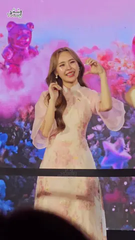 Chiếc video mình quay June lúc hi bye, June cố gắng chào tạm biệt tất cả các fan đến tham gia FMT hôm đó, cổ đáng yêu lắm mọi người ạ 🩷 @Junewanwimol  #June1stFMinVietnam #JunesLover #JuneWanwimolFMinVN  #JuneWanwimol #junewanwimol19 