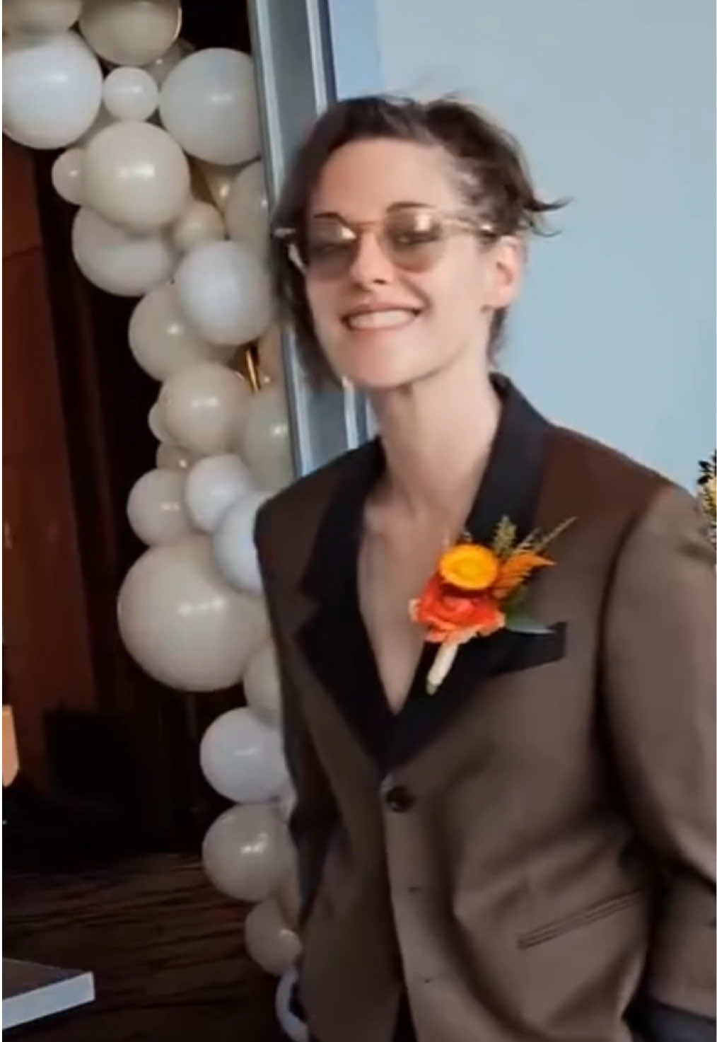 Kristen at her friend's wedding @cjromero 🌹❤️ #KristenStewart #Twilight #ladygaga #pokerface 