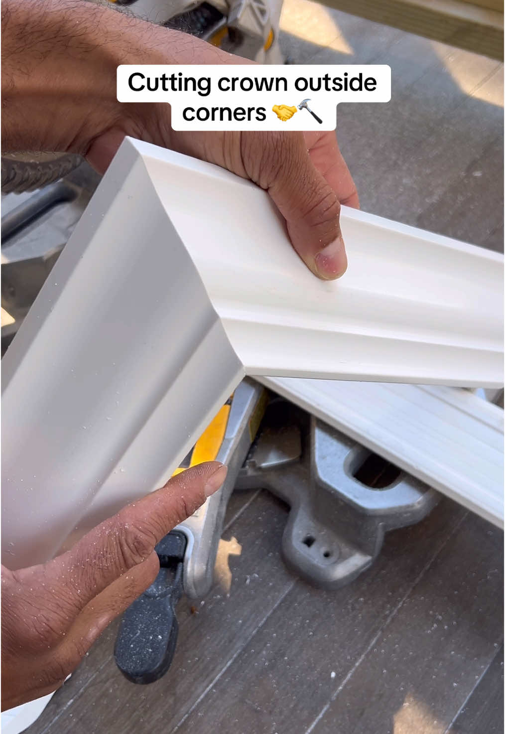 Great tips for crown  outside corners 👉 Gpr3Carpentry🔨 #viralvideos #tools #carpentry #tips #viral #construction #DIY #carpintaria #dicas #crownmolding #tricks 