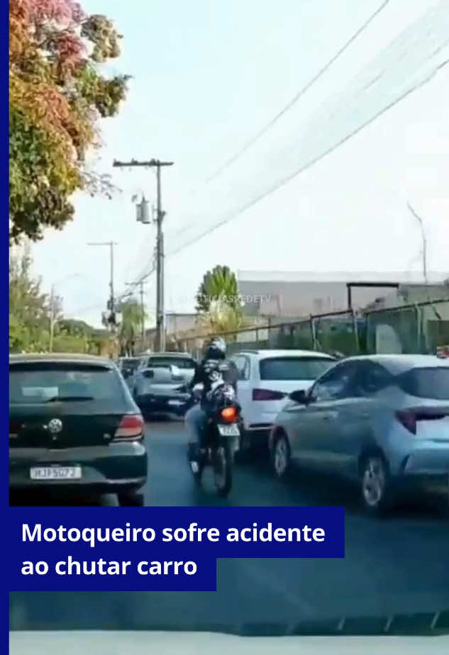 Um motociclista viralizou nas redes sociais após tentar quebrar o retrovisor de um carro e se dar mal.... O rapaz tentou se vingar após ser fechado pelo automóvel e acabou caindo! O motoqueiro não se machucou, porém gerou prejuízos a ele e aos carros próximos que foram atingidos. . . . Reprodução: Redes Sociais #news #jornalismo #noticias #informação #redetv #info #moto #batida #carro #acidente 