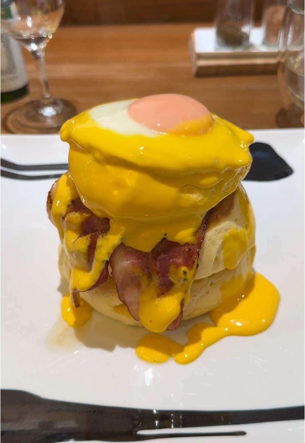 Japanese soufflé pancakes à la Eggs Benedict 🥞🍳🥓 Fluffy pancakes topped with a soft fried egg, Hollandaise sauce, and crispy bacon, served in a cozy Tokyo restaurant 📍Benitsuru, Taito - Ueno, Asakusa