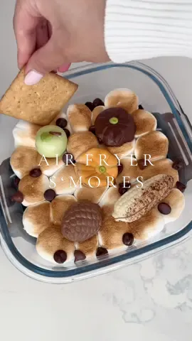 finally got to try the viral air fryer s’mores and they did not disappoint 🍂🧸 #smores #airfryer #fall #fallaesthetic #falldesserts #cozy #dessert #smoresdip #autumn #treat #EasyRecipe #asmrsounds  