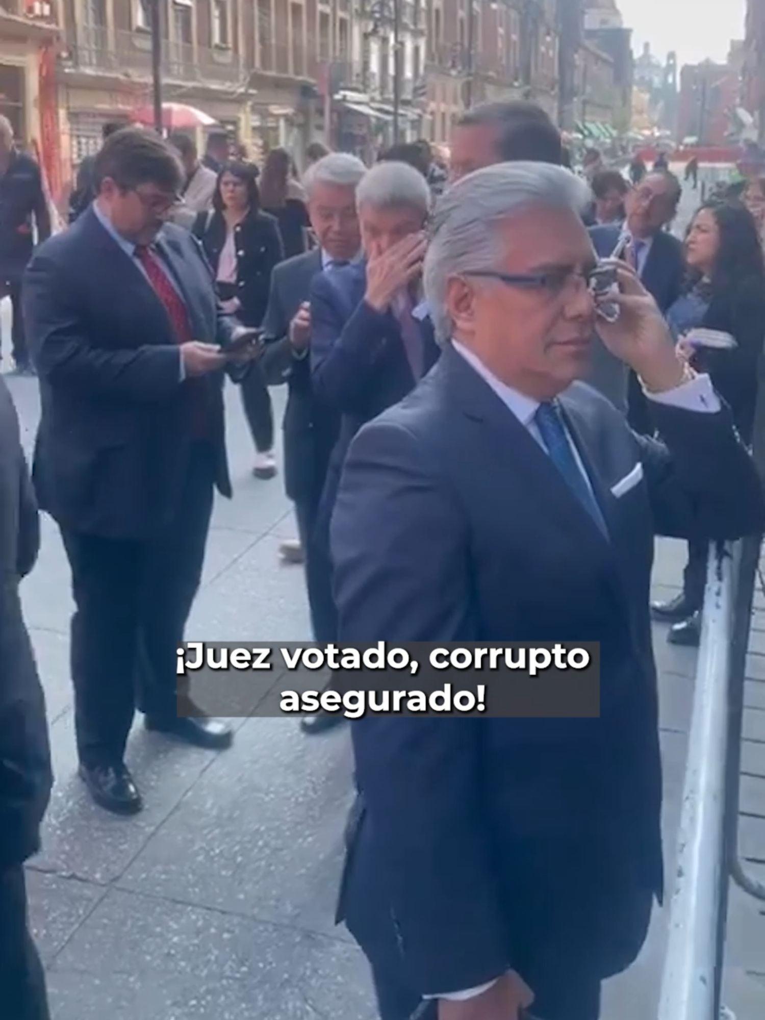 Dejan fuera de Palacio Nacional a empresarios tras la llegada de manifestantes. #Latinus #InformaciónParaTi