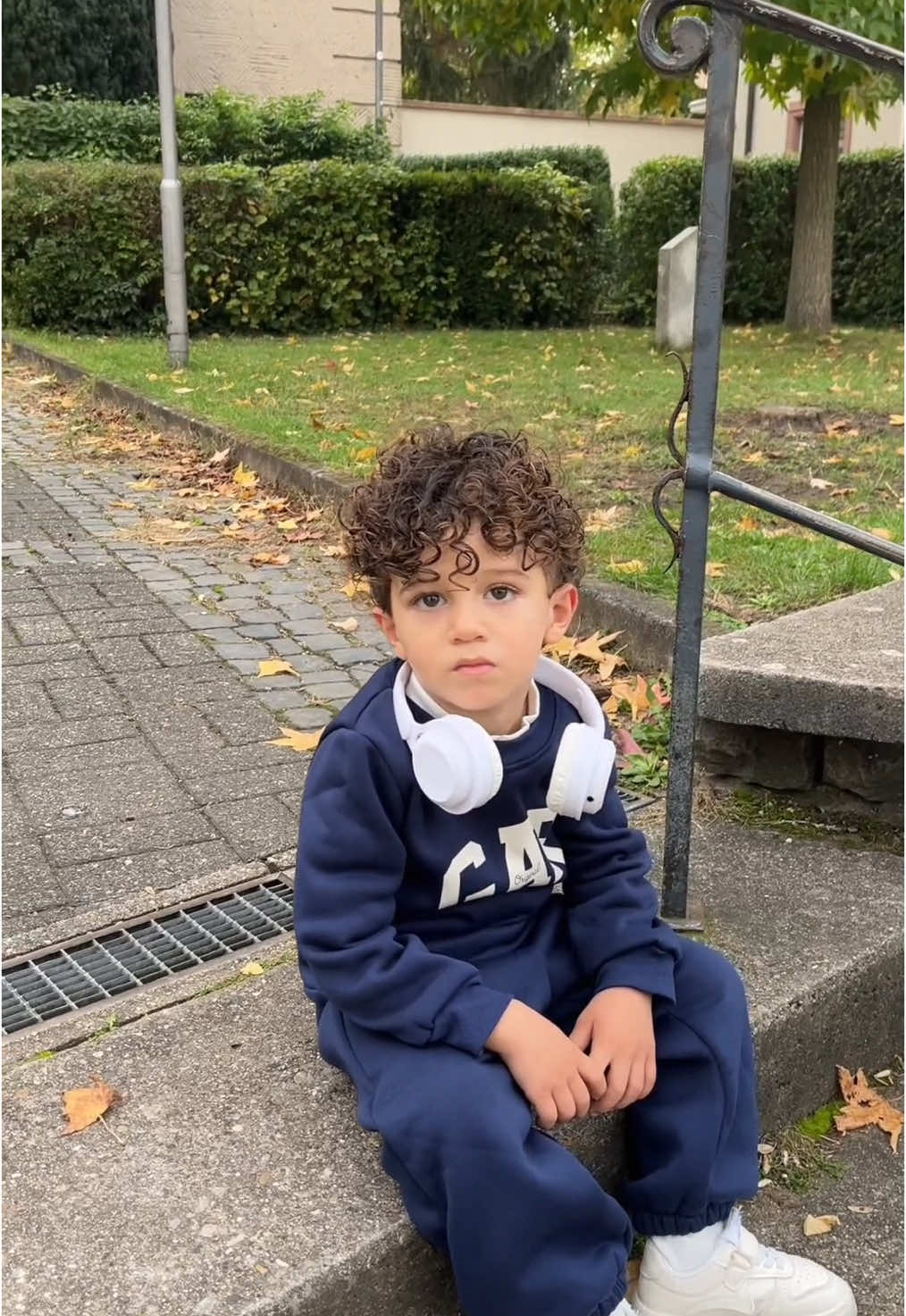 عاشقة اشقراني 💙#youssef #مودل_يوسف #curlyhair #bebek #outfitideas 