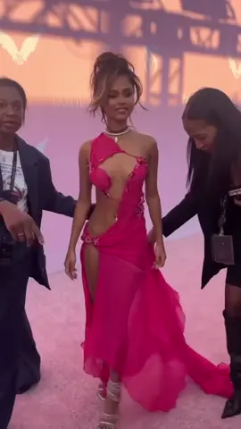 BUT THIS LOOK TYLAAA #bestlook #victoriassecret #fashion #pinkfit #viralvideo #arrived #tyla tyla victorias secret show @Tyla 