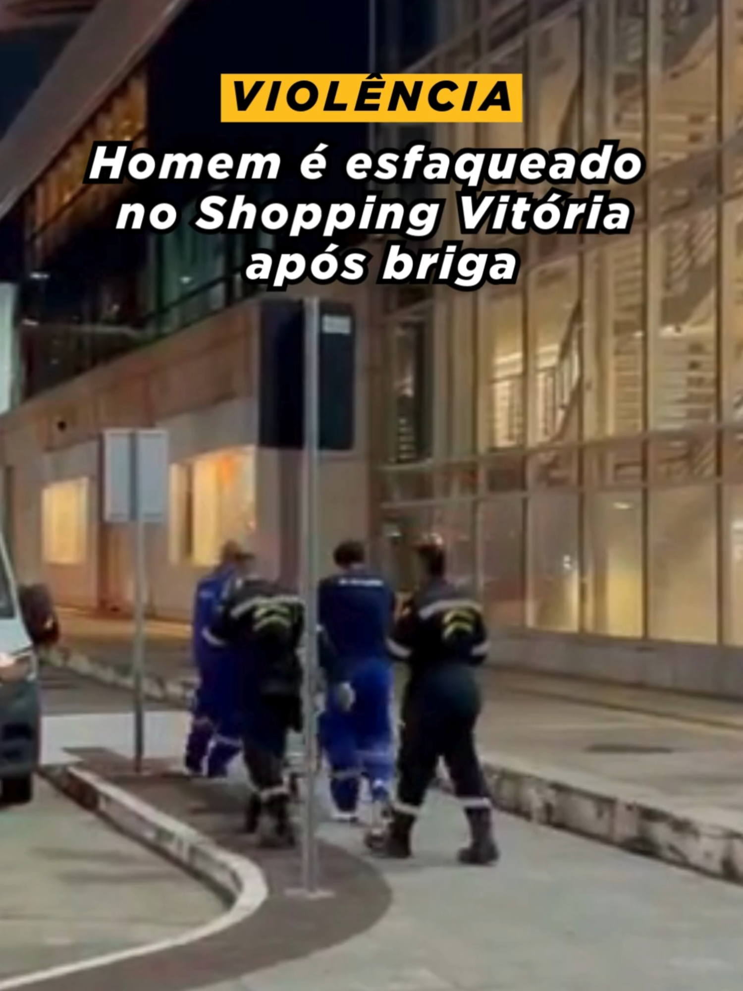 🚨 Um homem, sem identificação, foi esfaqueado dentro do Shopping Vitória, na Enseada do Suá, na Capital, na noite desta terça-feira (15). O crime aconteceu por volta das 19 horas. A vítima estava no local com a companheira e filhos quando foi atacada com golpes de faca pelo ex-marido da mulher. Funcionários relataram que após ser ferido, o homem correu para um dos banheiros do shopping, enquanto o agressor tentou fugir correndo do local. Marcas de sangue ficaram espalhadas por onde a vítima esfaqueada passou. A polícia foi acionada e o suspeito foi preso em flagrante. Em nota, a administração do Shopping Vitória confirmou o caso e informou que a vítima foi socorrida pela equipe de seguranças e bombeiros, sendo encaminhada para um hospital em seguida. Ainda segundo a nota, o homem passava bem. ➡️ “O agressor, conforme apurado pela Polícia, é o ex-marido dela (mulher da vítima). Ele foi detido e levado para a delegacia de plantão da Polícia Civil. O Shopping Vitória lamenta a violência do ato e se solidariza com as famílias envolvidas.” Leia a reportagem completa em www.agazeta.com.br 📲 #AGazetaES