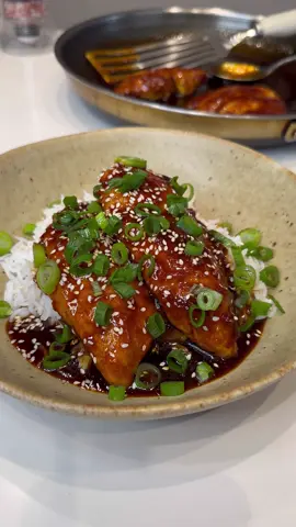 Korean Fried Chicken (Chikin) 😍  This incredibly tasty dinner can be ready in under 20 minutes 🙌  Here’s what you need to make it: 2 Chicken breast 4 tbsp Cornflour 4 tbsp Soy sauce 2 tbsp Sesame oil 2 tbsp Mirin 4 tbsp Honey 2 tsp Garlic paste 2 tsp Ginger paste 2 tbsp Gochujang To serve: Sesame seeds Spring onions sliced You can use sriracha as a replacement for gochujang if you’d prefer!  Check out my website for the full written recipe 🙌  Have a go, and let me know how you get on! 🩵💛