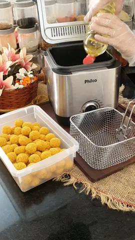Você já imaginou preparar seus pratos favoritos de forma rápida e prática?  Com a fritadeira elétrica, esse sonho vira realidade! 🍟✨ Essa maravilha vai transformar sua cozinha em um verdadeiro restaurante de chef! Com capacidade para 1800ml, ela é perfeita para preparar desde aquela porção generosa de batatas fritas crocantes até deliciosos petiscos.  Quer mais? O cesto espaçoso garante que tudo fique douradinho e irresistível, sem fazer bagunça. 😋 Ah, e para facilitar ainda mais a sua vida, essa fritadeira está disponível em duas opções de voltagem: 110V ou 220V. Ou seja, é só escolher a que combina com a sua casa e pronto, fritadeira ligada, diversão garantida! ⚡ Essa fritadeira elétrica é maravilhosa! 🥳