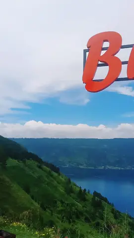 pesona danau toba ❤️#bukitsenyummotung #danautobaview #camping 