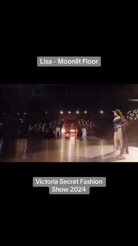 A Lisa se le reza🙂‍↕️☝🏻 #victoriassecret #victoriassecretfashionshow #lisamanoban #lisa #lisablackpink #moonlitfloor 