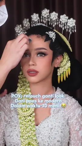Intipin hack aku buat retouch makeup dari paes ke modern cuman 30 meniiiiiit 🥹 super ngebut dan anti drama !  #mua #makeuptips #makeup #detailmakeup #paes #pengantinjawasolo #pengantinjawa #tutorialmakeup #makeuptutorial #videotutorial #wedding #weddingmakeupartist 