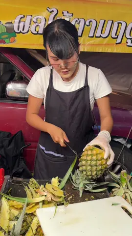 Must Try! Thai Girl Selling Fresh Pineapple - Fruit Cutting Skills - Thai Street Food Price : THB 50 / USD 1.35 Location : ตลาดโต้รุ่งหน้าศาลชลบุรี google map : https://maps.app.goo.gl/5FnpgZiCirkdhcP2A