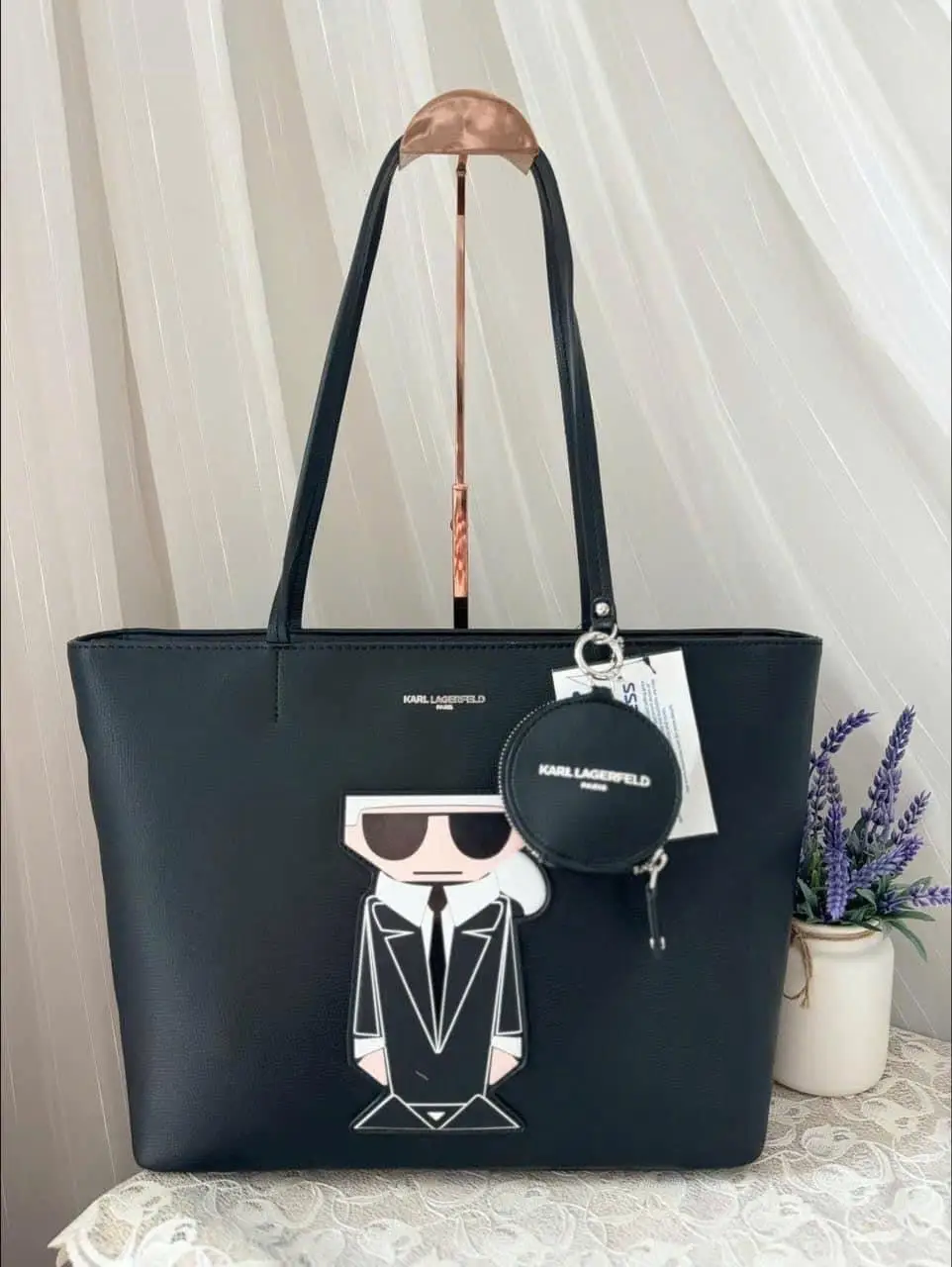 🎶Tote bag nhà Karl vẫn đỉnh nha chị emmm😍 🍃Size 34*43*29*14cm (đáy * miệng * cao* rộng đáy) —> Size này thì chị em công sở tha hồ mang cả thế giới đi làm nhé💕 mẹ bỉm, hay đi du lịch cũng vừa vặn tiện lợi nữa☺️ full zip kéo, nội thất rộng rãi với nhiều ngăn phụuuu👏 —> Da đẹp ạ, lại có 1 bóp charm nhỏ có thể tháo rời!  2️⃣❌❌❌ e sẵn nhé (x bé lắm)