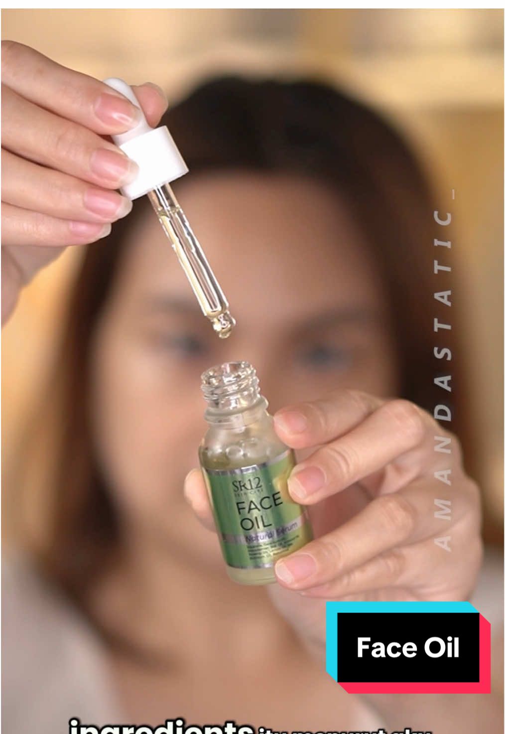 Asli dah pake face oil kalo ga bener, emang oily and greasy! Tapi kalo pake tiga cara ini justru skincare jadi lebih maksimal dan kulit bakal glowing cantik ✨ Disini aku pake @SR12 SKIN CARE Face Oil Natural Serum yang baru aja launching. Jujur ini pertama kalinya aku pake produk dari SR12, and guess what… I love it! Formulanya ringan, cepat meresap, dan untuk aku yg dry skin ini juga ngebantu banget ngelembapin. Dipake dibawah makeup juga aman. Kandungannya juga muantep! Yang pengen glowing bareng, cobain deh 🫶