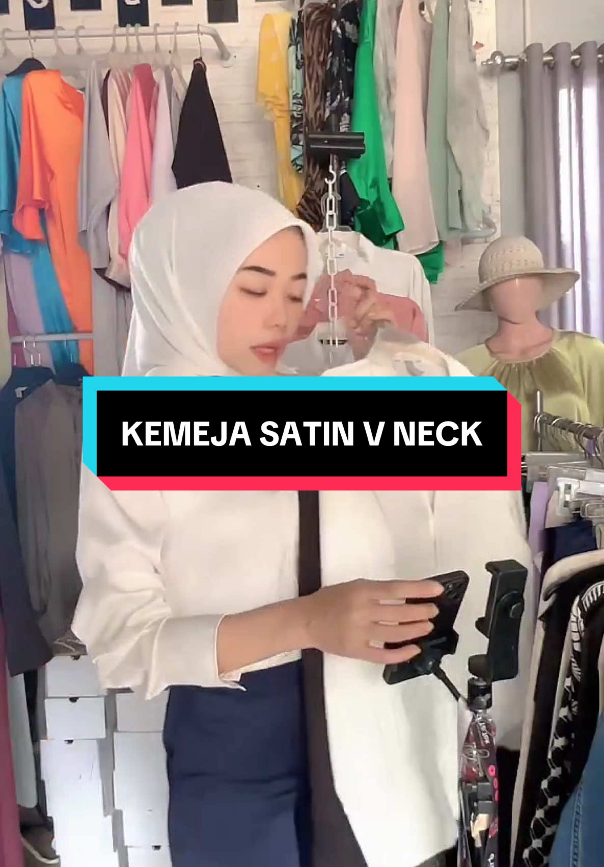 Kemeja satin v neck yang 1 ini sangat rekomen bgt selain bahanya yg halus dan lembut tentunya ini cakep banget kalo kaka mau mix and match dengan bawahan apapun, yuk amankan size nya langsung di cek out 🔥🔥🫣