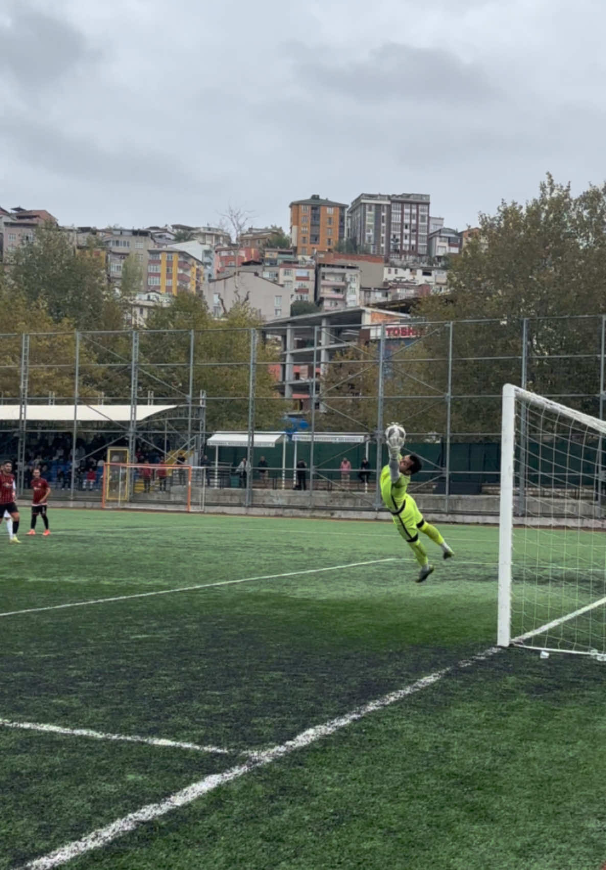 Kaleci fotoğraf çektirdi🧤📸#futbol #maç #yerelfutbol #football #kaleci #bölgeselamatörlig #galataspor #leventspor #frikik 