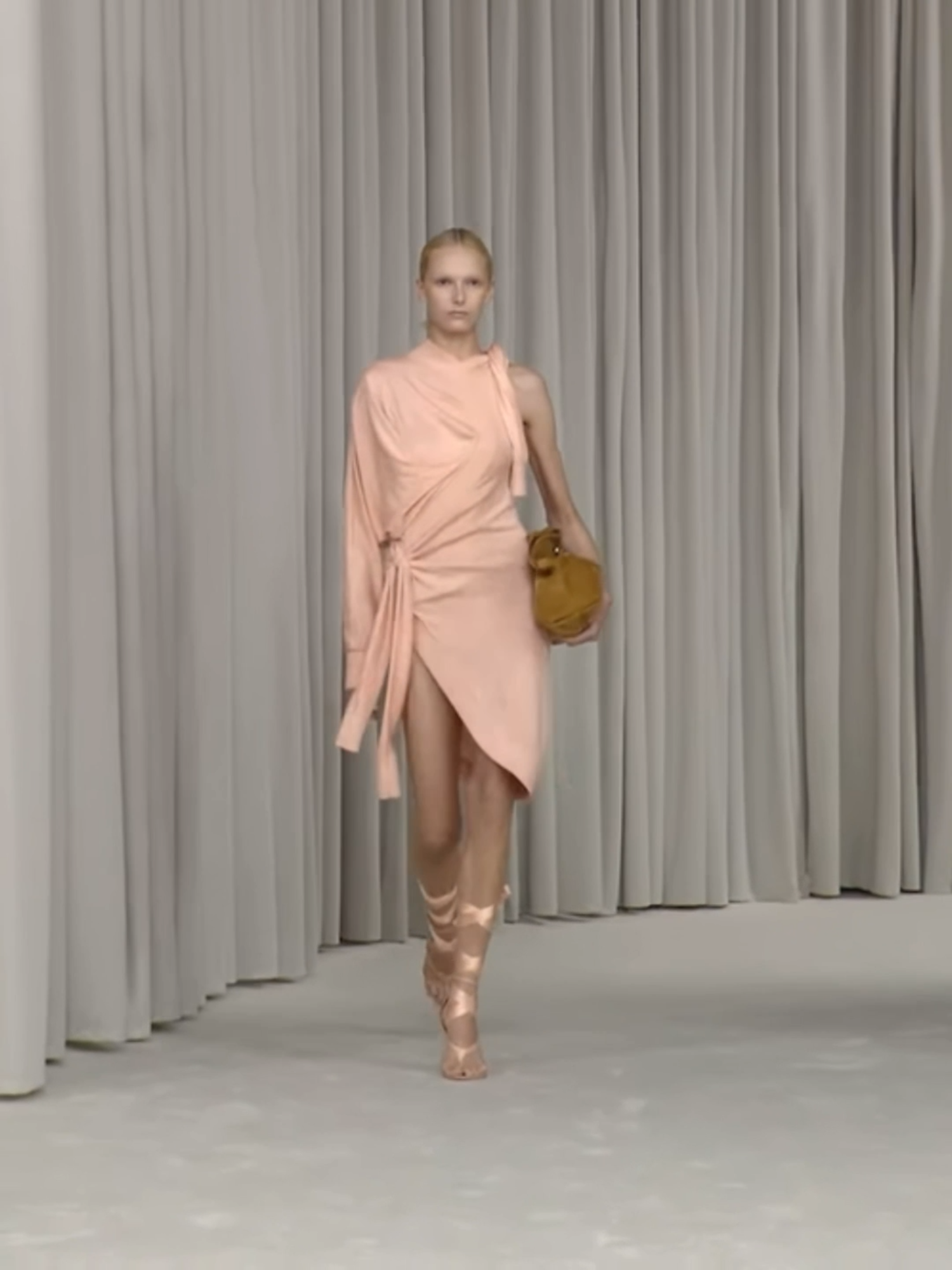 Alex Consani for Ferragamo SS25 #fashionshow #alexconsani #ferragamo #modelsrunway #models #Runway #mfw #viralvideos #viral_video #foruyou #fy