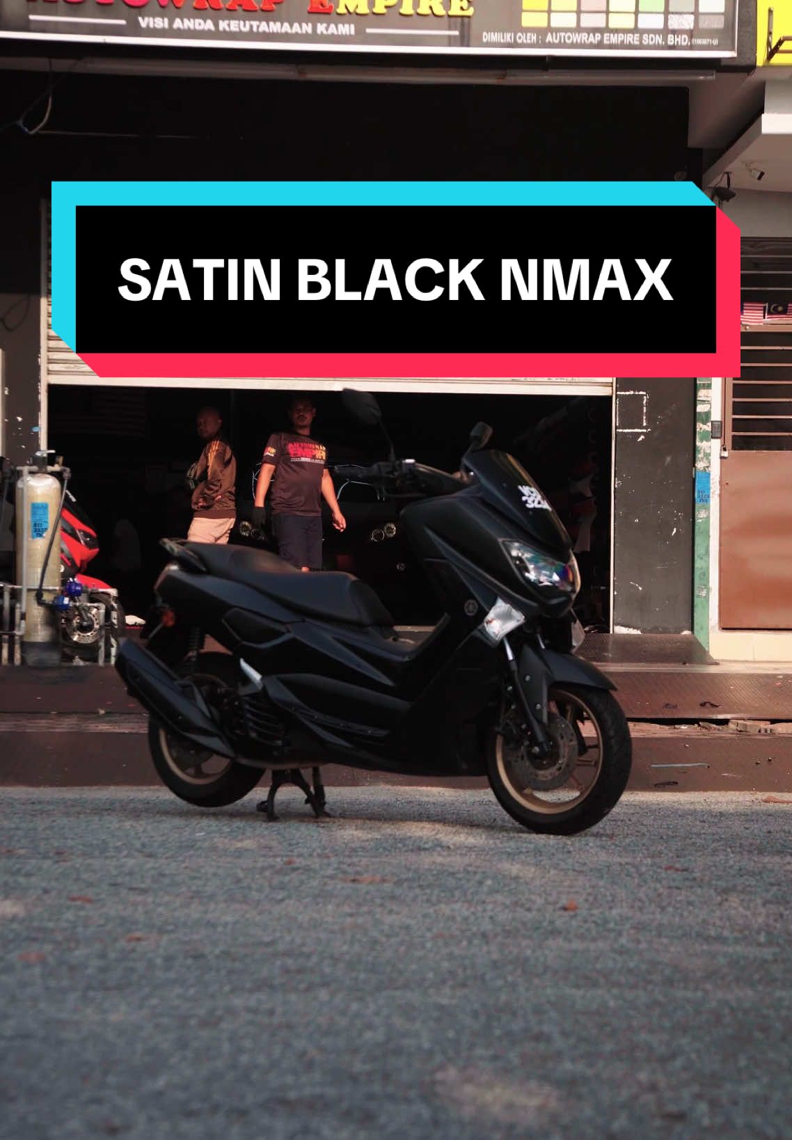 Satin Black melengkapi Nmax.  Orang dulu dulu ada berpesan. Jikalau anda terasa ingin tukar hp, tukar lah dulu casingnya. Nescaya niat ingin membeli hp baru itu ghaib.  Konklusinya, jom tukar warna kenderaan anda supaya anda lebih semangat memakai 🤪 Nak wrap? Nak ppf? Nak delete chrome?  Contact terus kami 👇🏻 Faris: 019-4176553 AL : 013-7780980 #AutowrapEmpire #kedaiwrapbangi #PPF #Fullbodywrap #partialwrap #fyp 