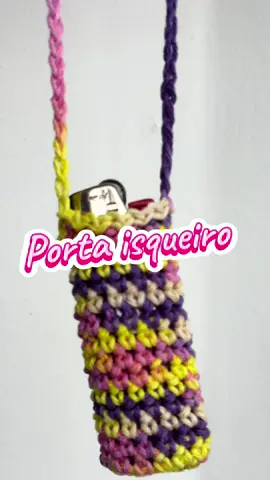 Chegou a hora de colocar em prática tudo o que aprendemos! 😍🧶 Nos vídeos anteriores, te ensinei a fazer correntinhas e ponto baixo, e agora, com esses pontos, você já consegue criar esse porta isqueiro (ou porta trecos) lindo e super prático!  ✨💖 Vem comigo aprender o passo a passo e, quando fizer o seu, não esquece de me marcar e comentar, quero ver a sua criação! 🥰🙌  Fio utilizado foi Bella, cor 9142 @Pingouin  Agulha 3,5mm #crochet #handmade #feitoamao 