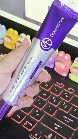 Kem Dưỡng Trắng Da Nâng Cơ Dr. Sunmi Care HA Plus 100DT Cream Toning Light có các thành phần hỗ trợ cấp ẩm, dưỡng trắng làn da, kể đến như thành phần Glutathione 100 H 5%, Niacinamide 5%, Volufiline, EGF, Vita 10 complex; ngăn ngừa các dấu hiệu lão hóa như đốm nâu, tàn nhang cũng như làm đều màu da hiệu quả. #rev #nhadep #chamsoc #reviewphim #Xuhuong #xuhuongtiktokk #maysaytoc #Maysay #BứtPhá #menha #nghiennha #xinvia #nhadep #nhà #nhà_đẹp #xinviacucmanh 