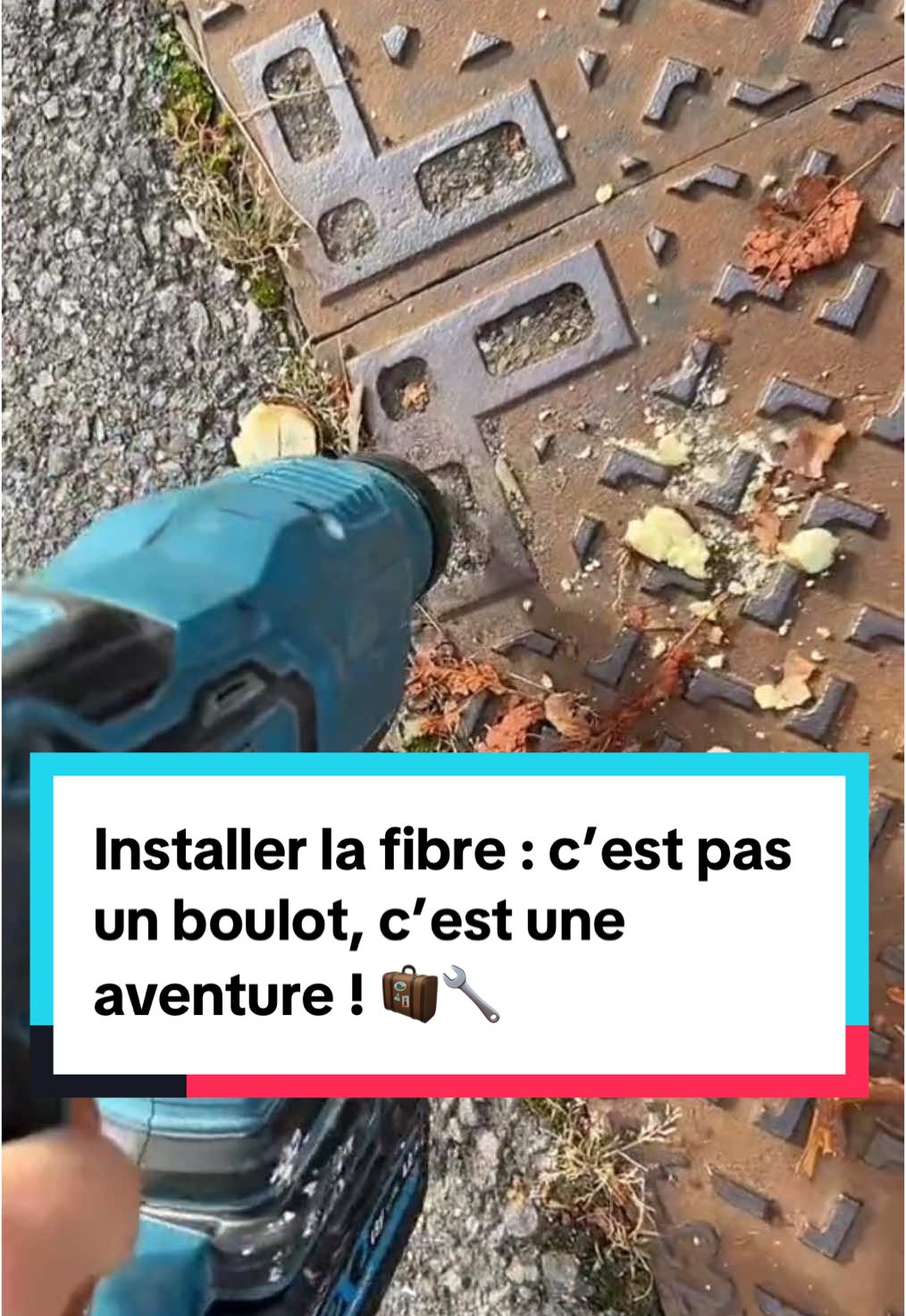 🚧💥 Quand t’es le 4e technicien à passer pour installer la fibre et qu’à chaque fois c’est l'enfer… 😤 Une voiture sur la plaque, fourreau bouché, et même de la mousse expansive à l’intérieur ! 🫣 Mais aujourd'hui, c’est mission accomplie 💪 : plus rien ne m'arrête, pas même les voitures mal garées. 🚗✋ #fibre #internet #fibreoptique #cejour-là 