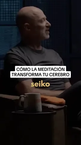 Cómo la meditación transforma tu cerebro 🧠✨ 📝 RESUMEN👇👇 1️⃣🌿 Incorpora la meditación en tu rutina diaria. Es una herramienta con mucha evidencia científica que mejora tanto la salud mental como la física. Solo necesitas unos minutos al día para empezar a notar los beneficios. 2️⃣🧠 Entrena tu cerebro como si fuera un músculo. La meditación funciona como el ejercicio físico, pero para la mente. Al igual que ves resultados en tu cuerpo cuando entrenas, la meditación produce cambios en tu cerebro en pocas semanas. 3️⃣🍵 Elige un objeto o pensamiento para concentrarte. Puede ser algo simple como una taza. La clave está en mantener la atención en ese punto. Si tu mente se distrae, no te preocupes, simplemente vuelve a concentrarte en tu objeto de atención. 4️⃣🌬️ Usa la respiración como ancla. En lugar de pensar en la respiración, trata de sentir el aire entrando y saliendo de tu cuerpo. Esto te ayudará a estar más presente y consciente de cada momento. 5️⃣🧘‍♀️ Con el tiempo, notarás cambios importantes en tu bienestar. En solo ocho semanas, tu cerebro comenzará a reconfigurarse, aumentando tu capacidad de disfrutar los momentos placenteros y prolongando esa sensación de bienestar. Explicado por 👉 Estanislao Bachrach FUENTE (YT) Canal: OLGA Título: EL CEREBRO - Estanislao Bachrach | LA CRUDA #4 con MIGUE GRANADOS ©️ No pretendemos infringir derechos de autor. Envíanos un MD para cambiar/eliminar. Gracias por la comprensión y cooperación. #meditación #bienestar #emociones #gestionemocional #autoconocimiento #mejorapersonal #neurociencia