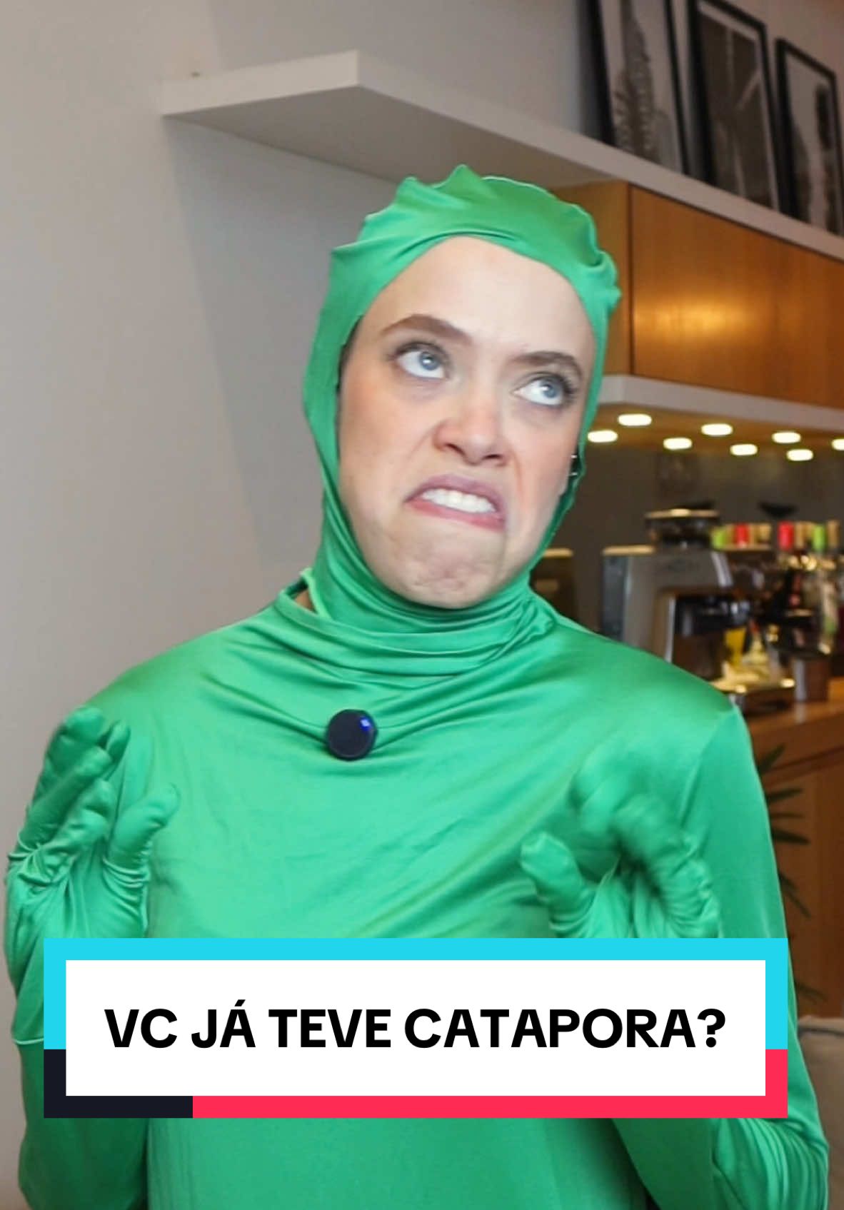 Vírus que não vai embora e pode voltar sem ser convidado?   É isso que pode acontecer com quem já teve catapora. Nosso sistema imunológico naturalmente enfraquece ao longo do tempo, conforme envelhecemos, o que pode permitir a reativação do vírus, manifestando o herpes zoster. Mas a informação é a melhor forma de combater esse vírus. Por isso procure seu médico e envie esse vídeo pros seus familiares com mais de 50!  Material destinado ao público em geral. Por favor, consulte seu médico. NP-BR-HZU-BRF-240020 – Setembro/2024  @gsk_brasil Referências:   1. CENTERS FOR DISEASE CONTROL AND PREVENTION. Prevention of herpes zoster: recommendations of the Advisory Committee on Immunization Practices (ACIP). MMWR, v. 57, RR-5, p. 1-30, 2008.     2. MINISTÉRIO DA SAÚDE. Herpes(cobreiro). Disponível em: https://www.gov.br/saude/ptbr/assuntos/saude-de-a-a-z/h/herpes. Acesso em: 18 de dezembro de 2023.