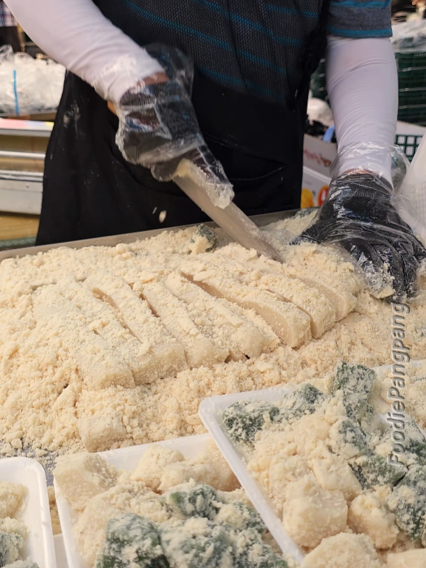 Amazing Korean Traditional Rice Cake Cutting Skills #tiktokfood#fyp#moranmarket #traditionalfood #ricecake #Cuttingskills