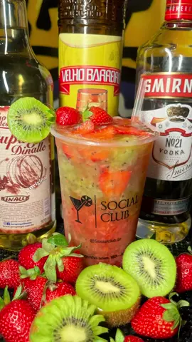 caipifruta de morango e kiwi com um toque de licor 43  . 🏠Quer fazer drinks em casa mais não sabe por onde começar??🍹 Aprenda tudo do básico até técnicas um pouco mais avançadas com o nosso treinamento, saiba mais no LINK EM NOSSO PERFIL 💙🍸 . . #caipifruta #drinkrapido  #caipirinhagourmet 