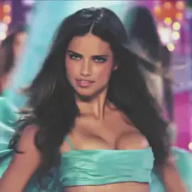 ADRIANA LIMA IS BACK #victoriassecret #angels #victoriassecretfashionshow #adrianalima #bombshell #2000s #Runway 