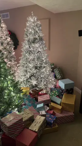 This Christmas tree is STUNNING🤩 #christmas #christmastree #snowflockedtree #snowflocked #christmastime #viralchristmastree #snowflockedchristmastree 
