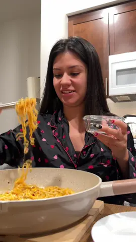 LMAOO cause im greedy and impatient 😭🤣 #MomsofTikTok #momtok #momlife #mukbang #mukbangeatingshow #spicynoodles #spicynoodlesmukbang #comedy #girlhumor #Foodie #midnightsnack #justagirl #girlythings #girlytok #fail 